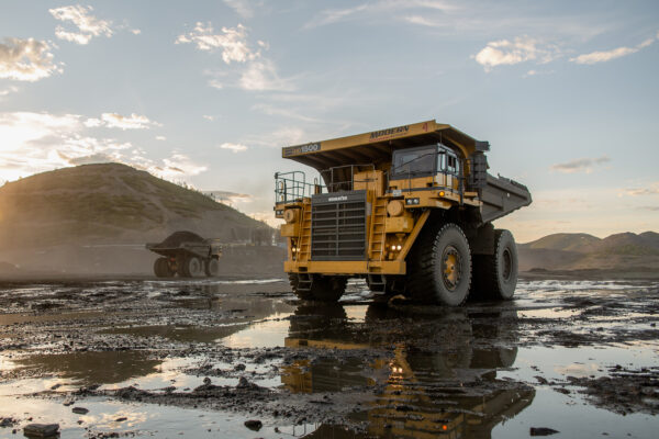 Komatsu Dump Trucks not only transport heavy loads quickly and easily, but also cost effectively. They are exceptionally strong machines, built around a powerful Komatsu engine, guaranteeing driving safety even at high speeds.