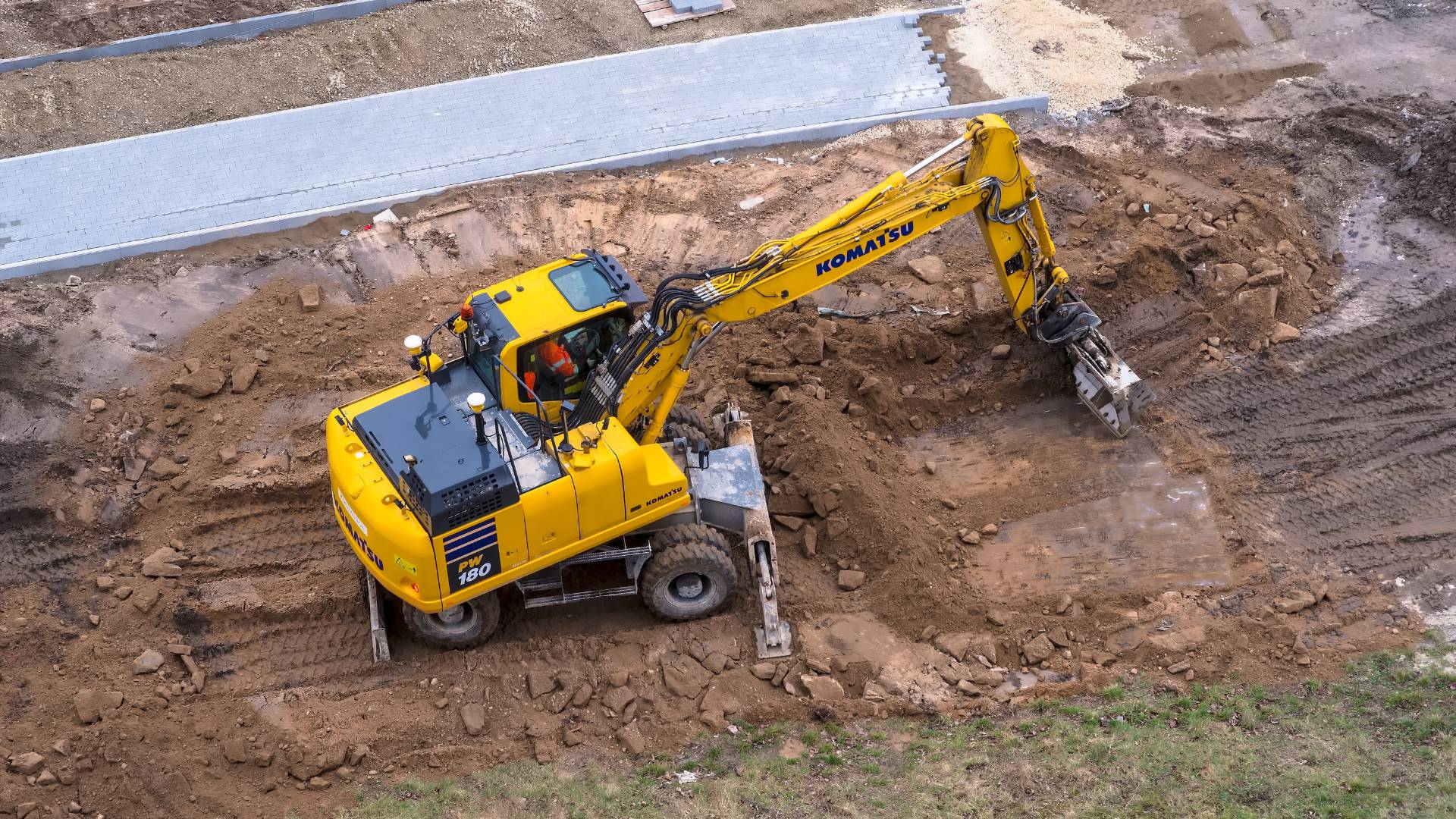 Leveraging Non-Exclusive Dealerships to Offer Competitive Komatsu Parts